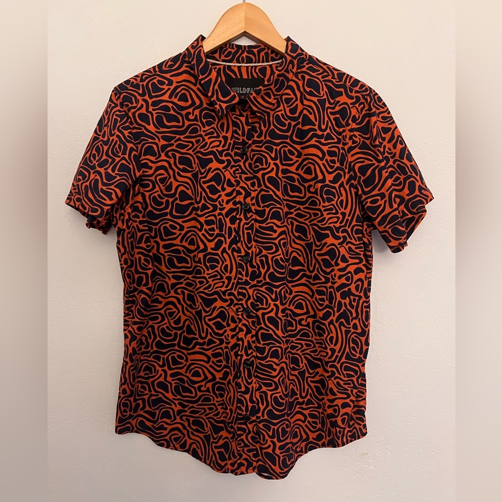 Wildfang short sleeve essential button down, navy and orange pattern, size large